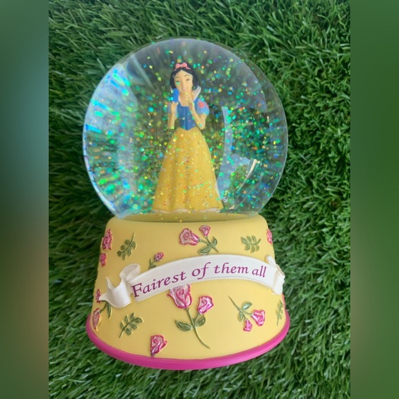 Enesco Disney Snow White Musical Snow Globe - Picture 3 of 4